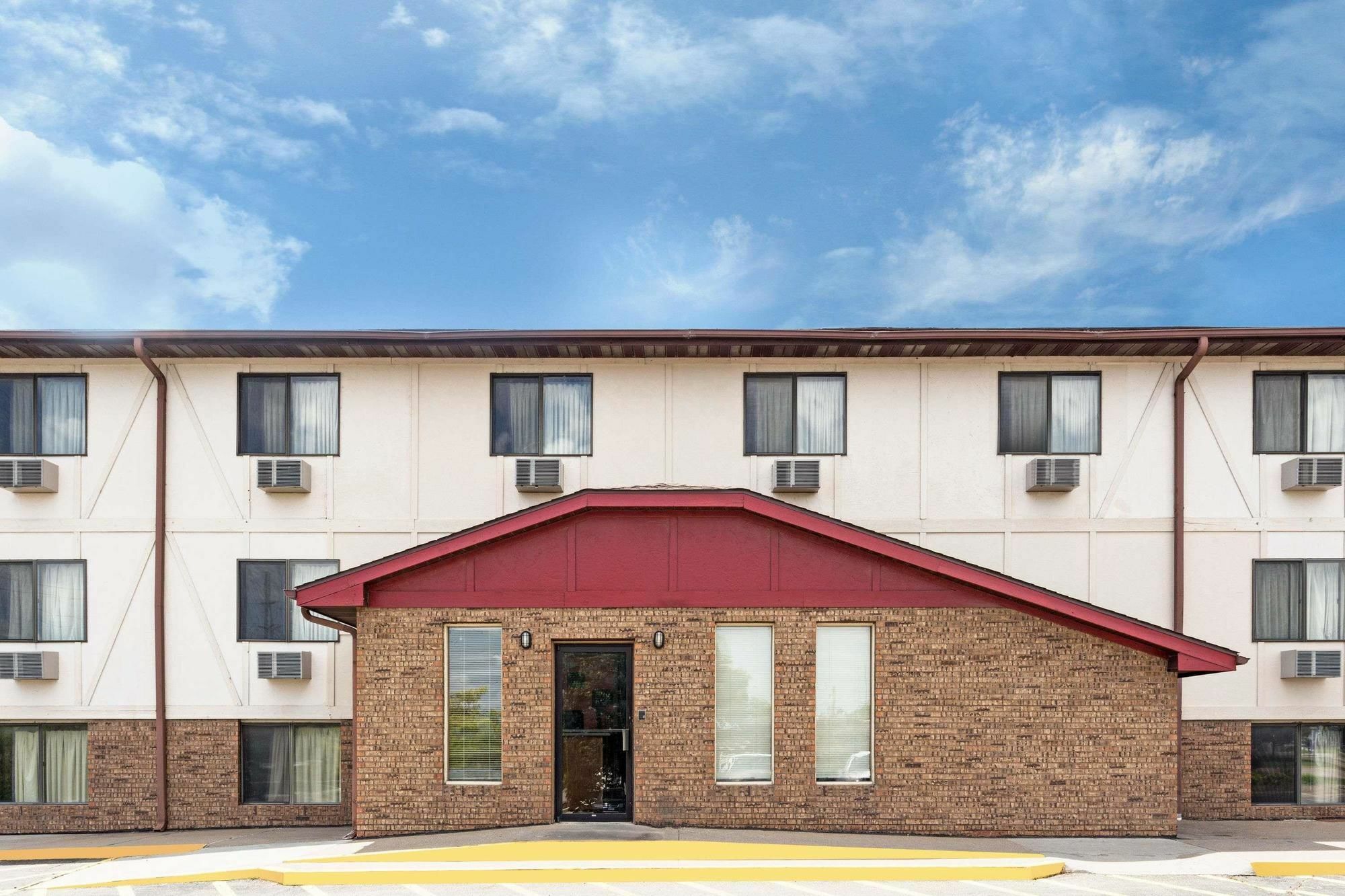 Hotel Super 8 By Wyndham Clinton Zewnętrze zdjęcie