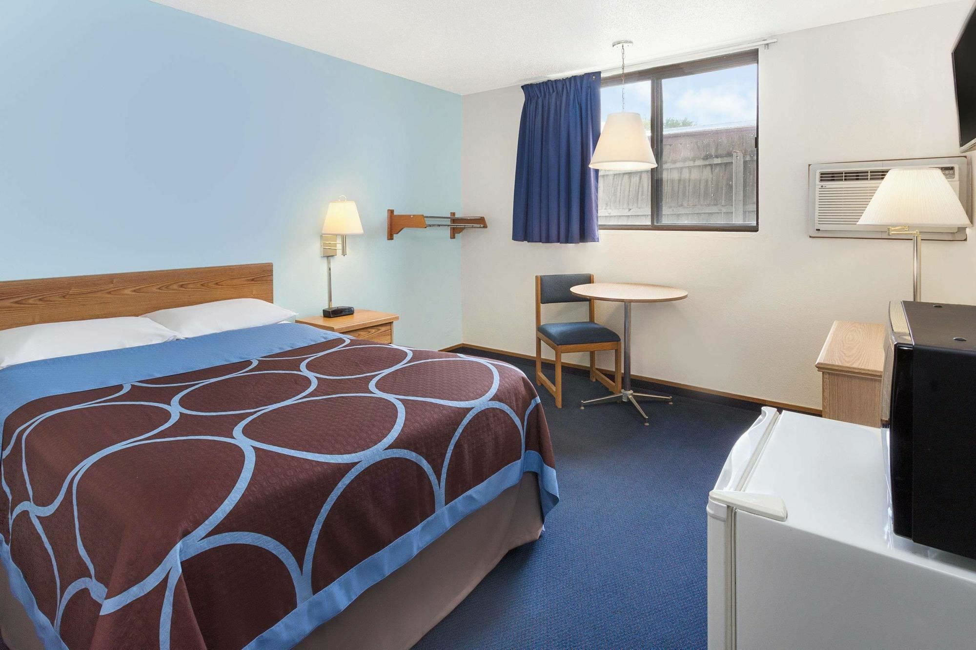 Hotel Super 8 By Wyndham Clinton Zewnętrze zdjęcie